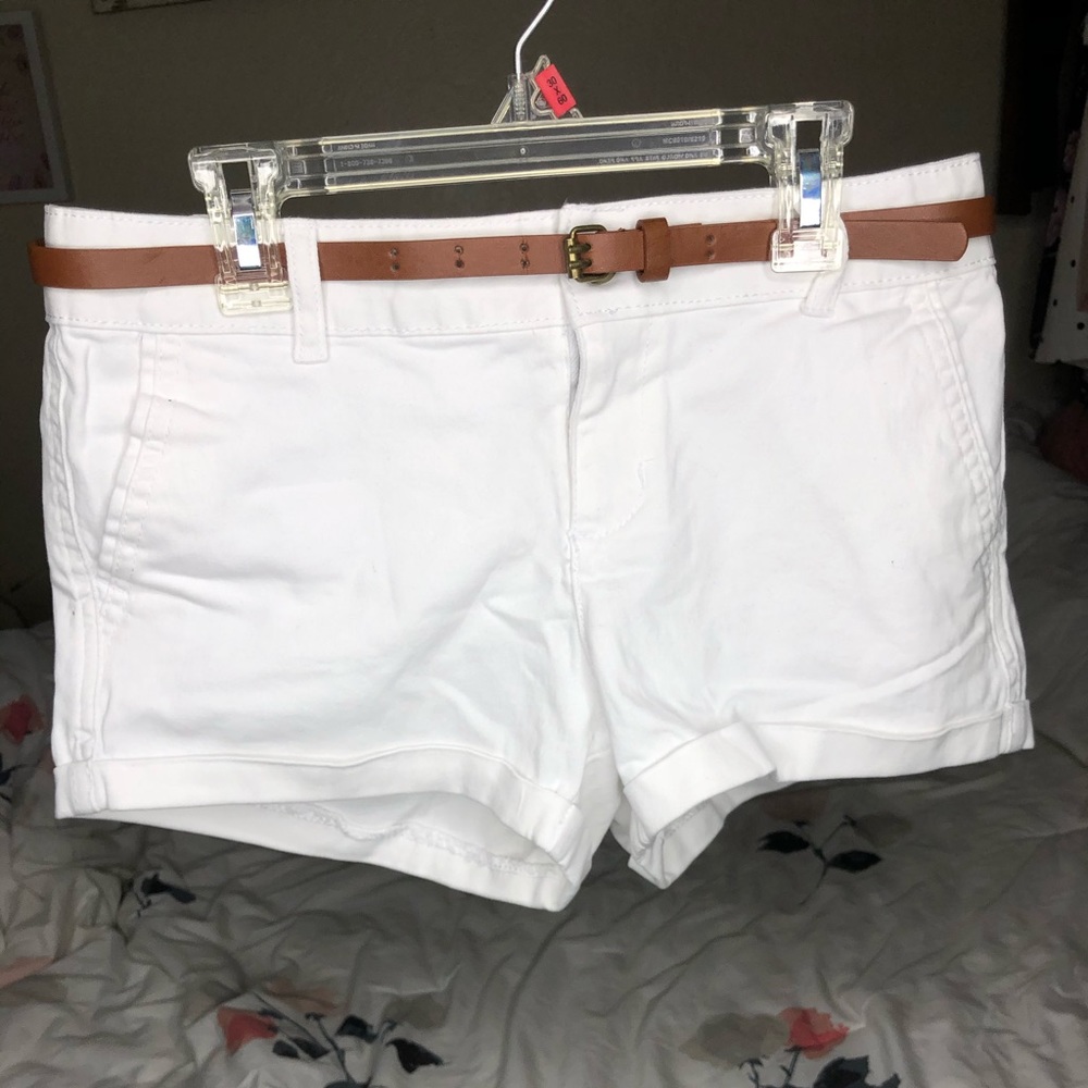 🌺White Ambiance apparel shorts (size small)
